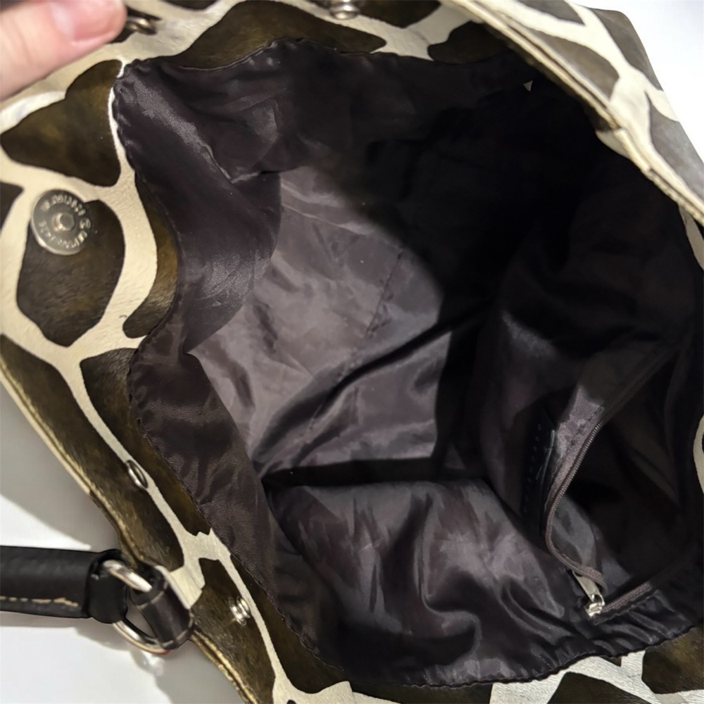 Chic Giraffe Pattern Tote With Black Accents - image 2